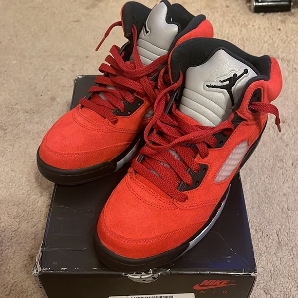 Jordan 5 Retro
Raging Bull Red (2021) (GS) - Picture 3 of 5